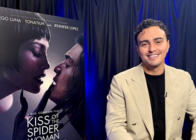 Tonatiuh protagoniza El beso de la mujer araña junto a J-Lo y Diego Luna