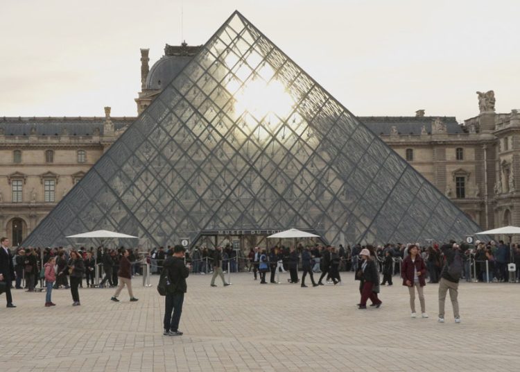 Turistas se dicen afortunados al reabrir el Louvre