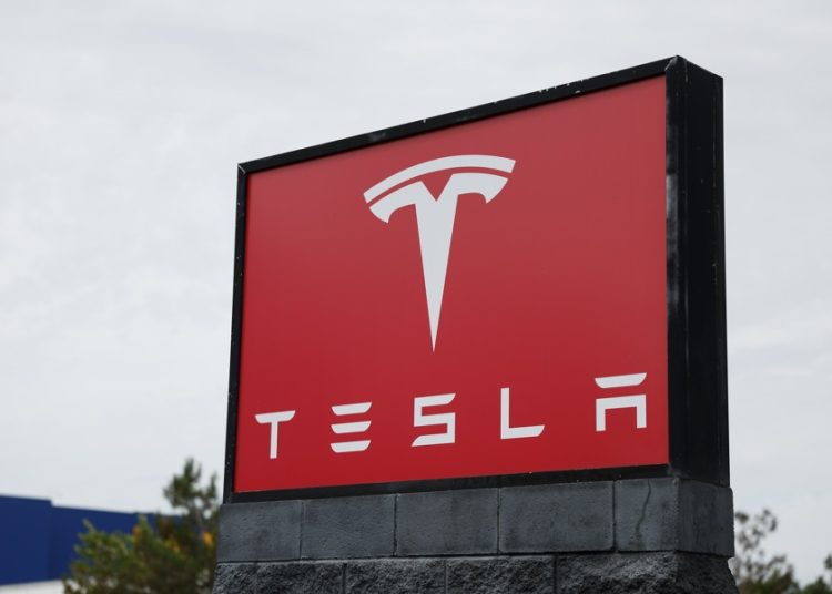 Tesla anticipa nuevo vehículo con dos videos