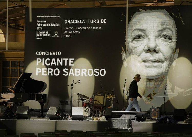 Fotos de la mexicana Graciela Iturbide inauguran semana de los Premios Princesa