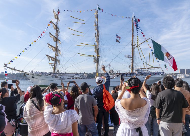 Zarpa el “Cuauhtémoc” tras accidente en Brooklyn