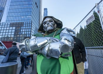 Superhéroes y villanos se encuentran en la Comic Con de Nueva York