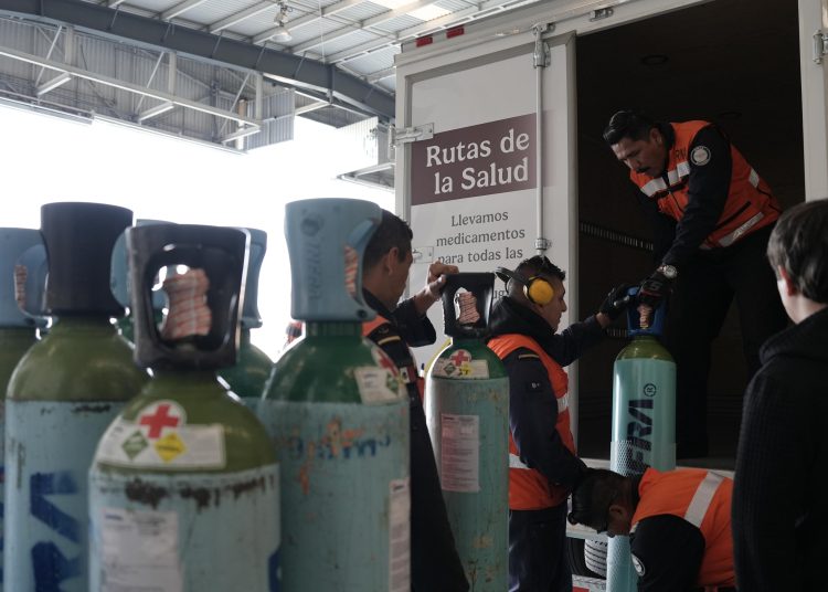 IMSS Bienestar establece puente aéreo para llevar medicamentos y víveres comunidades de Hidalgo