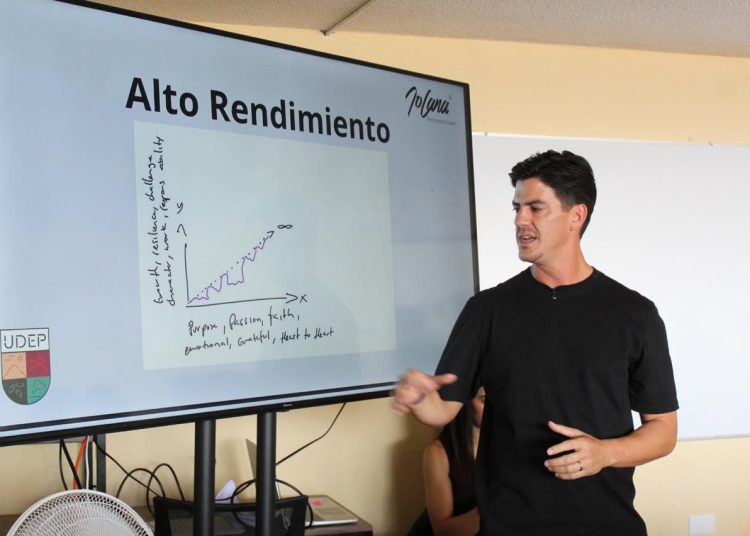 Jo Canales, entrenador de Fórmula 1, ofrece charla magistral en la UDEP