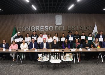 Congreso reconoce a productores poblanos de mezcal