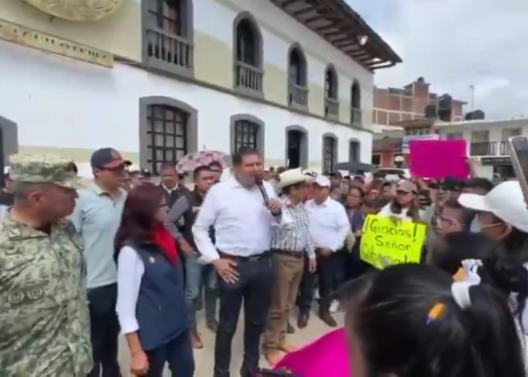 Alejandro Armenta se reúne con damnificados de la región de Tlacuilotepec
