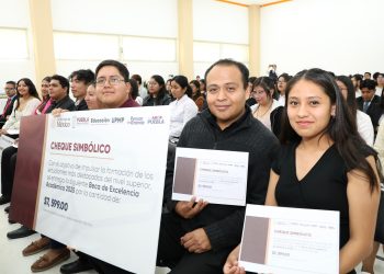 SEP da más de un millón 124 mil pesos en becas para universitarios