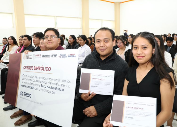 SEP da más de un millón 124 mil pesos en becas para universitarios