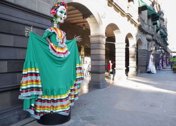 Catrinas y flores engalanan el Centro Histórico de Puebla