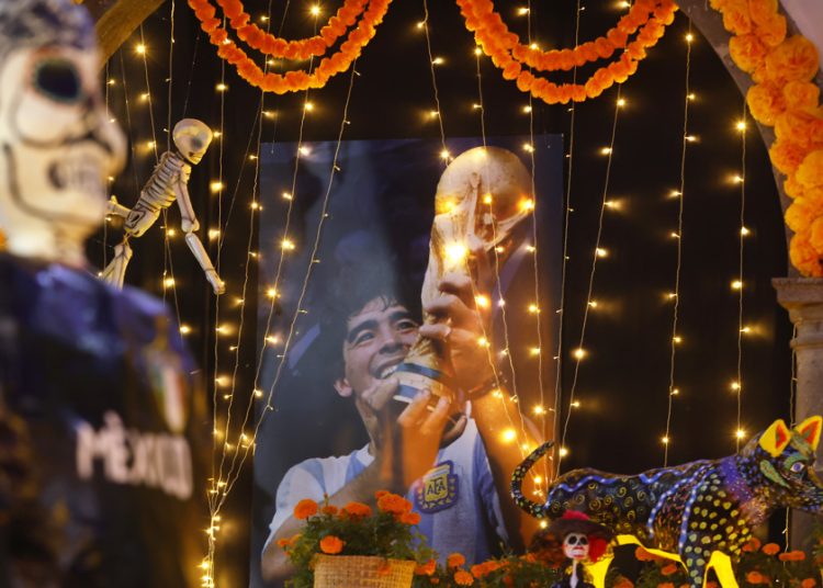 Altar en México honra a Pelé y Maradona