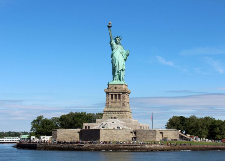 Cierran la Estatua de la Libertad por cierre gubernamental en EEUU