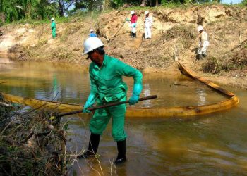 Pemex recupera 2,5 millones de litros de crudo tras derrame en río