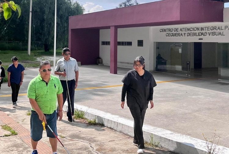 Sedif ofrece terapias a personas con ceguera y debilidad visual