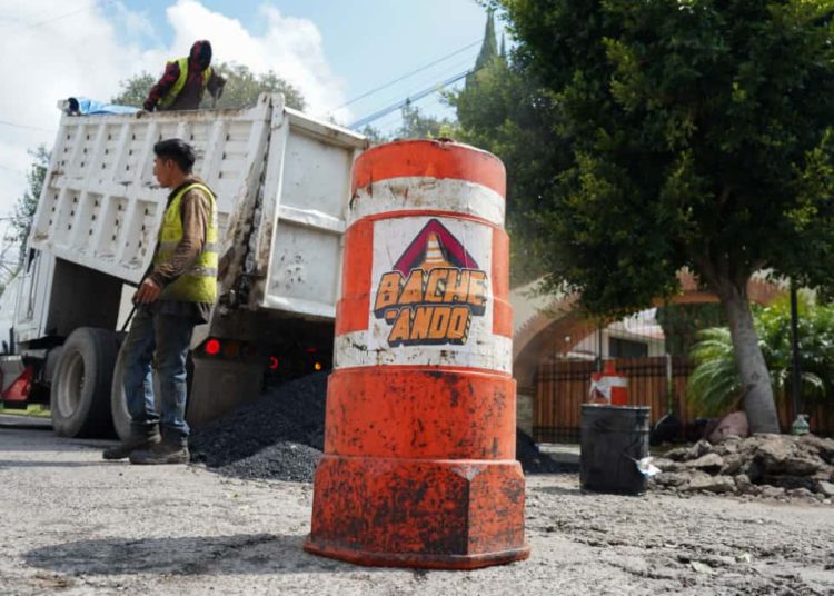 Avanzan trabajos de bacheo en la colonia Las Ánimas