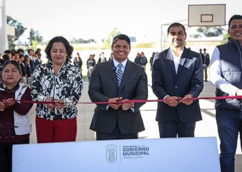 Omar Muñoz inaugura arco techo del Bachillerato Forjadores de Puebla