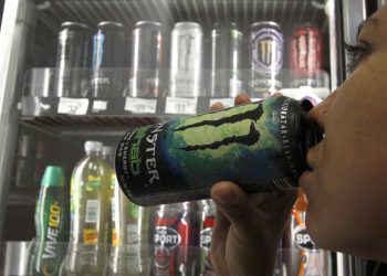 Proponen la prohibición de venta de bebidas energéticas a niños y adolescentes