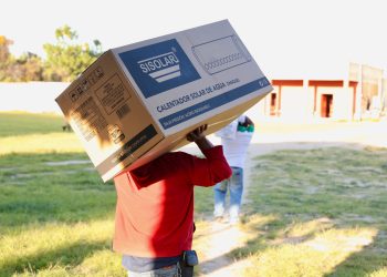 Liz Sánchez entrega calentadores solares en San Matías Tlalancaleca