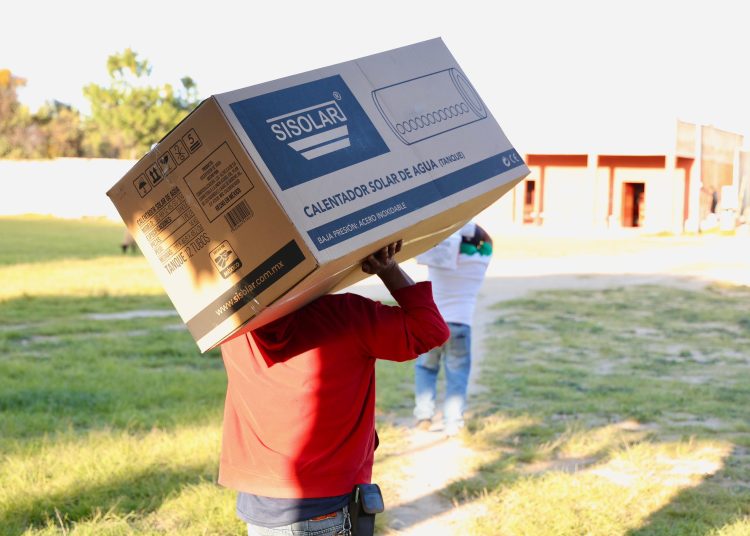 Liz Sánchez entrega calentadores solares en San Matías Tlalancaleca