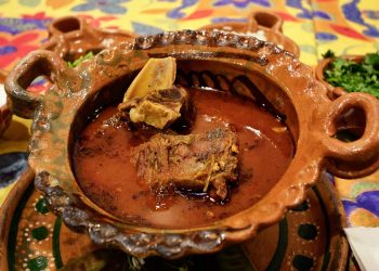 Prevén consumo de más de 75 mil platos de mole de caderas en Puebla capital