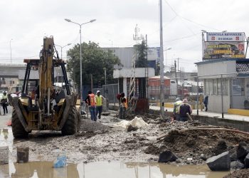 Continúa construcción de barda perimetral en Central de Abasto