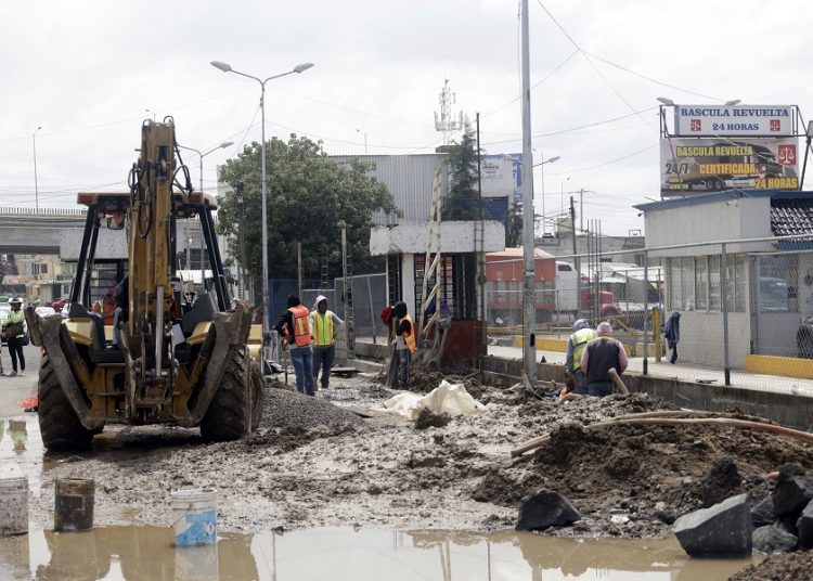 Continúa construcción de barda perimetral en Central de Abasto