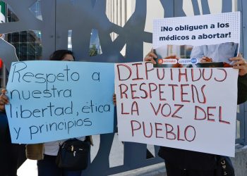 Defensores de objeción de conciencia entregan más de 7 mil 100 firmas al Congreso