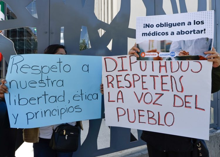 Defensores de objeción de conciencia entregan más de 7 mil 100 firmas al Congreso