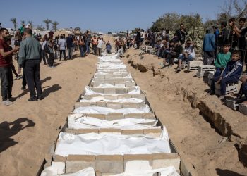 Entierran cuerpos de 54 gazatíes sin identificar en una fosa común