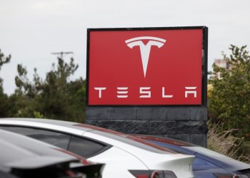 Tesla advierte que Musk podría dejar la empresa por mil millones en acciones