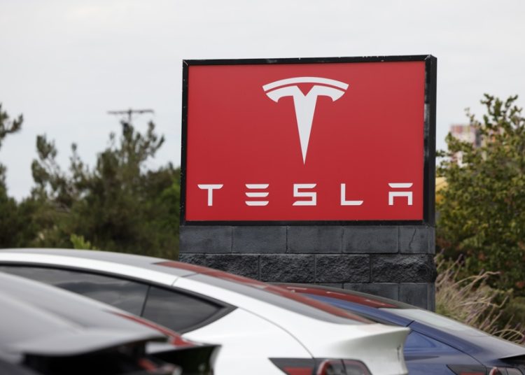 Tesla advierte que Musk podría dejar la empresa por mil millones en acciones