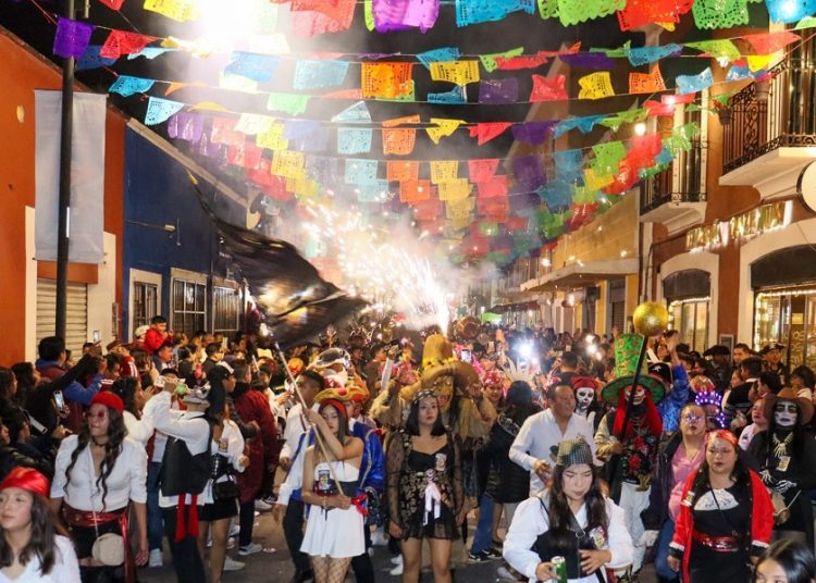 Desfile de Animeros llena de magia y color a San Pedro Cholula
