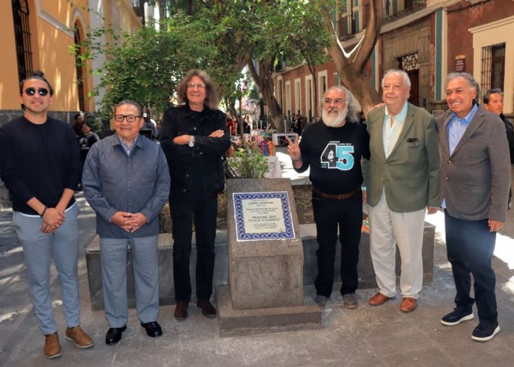 Michel Bouvet, presente en develación de nueva placa de John Lennon