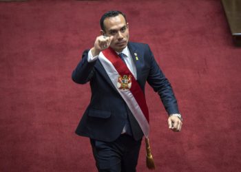 Nuevo presidente de Perú lidera operativos en varias cárceles