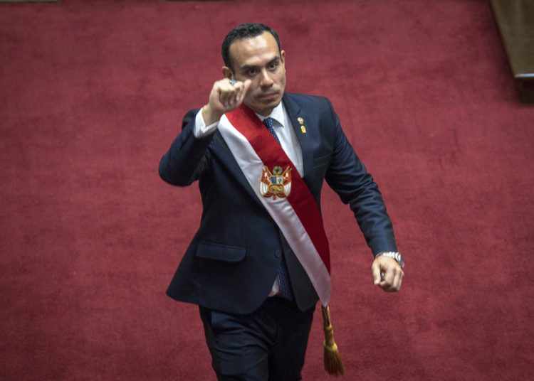 Nuevo presidente de Perú lidera operativos en varias cárceles
