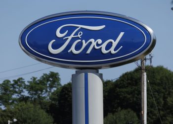 GM y Ford apoyan aranceles de Trump a México y Canadá