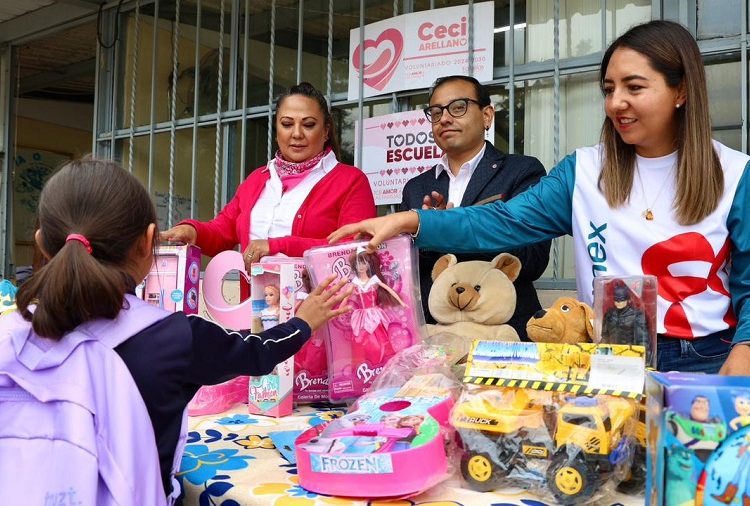 Sedif entrega apoyos mediante el programa Todos a la Escuela