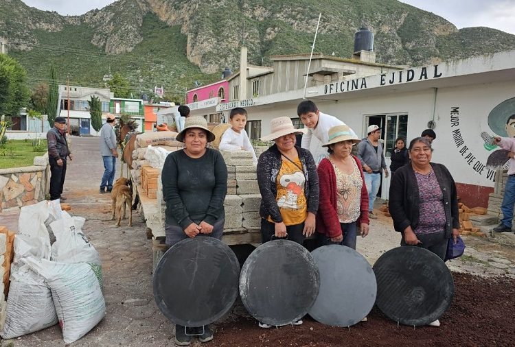 Altosano Granjas Carroll entrega estufas ahorradoras de leña