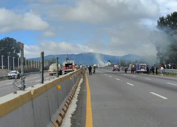 Al menos 3 lesionados por explosión de pipa de diésel en la México-Puebla