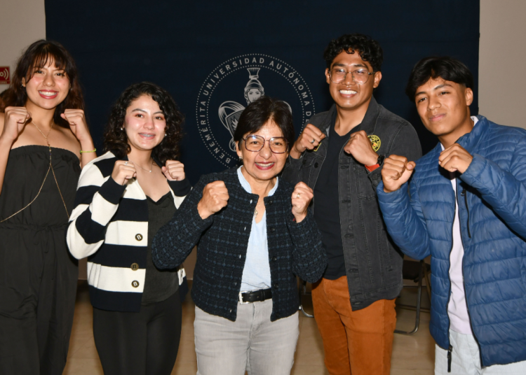 Lilia Cedillo se reúne con deportistas universitarios