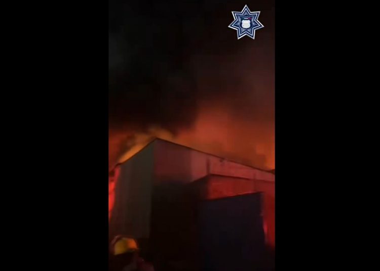 SSC atiende incendio en taller mecánico de tractocamiones en La Ciénega