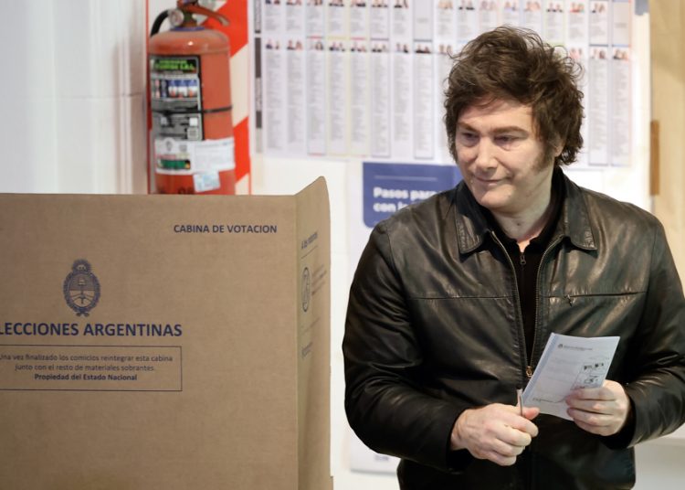 Milei vota en legislativas de Argentina, primer gran test electoral para su Gobierno