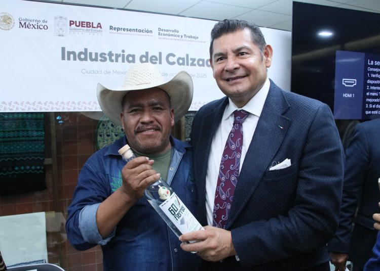 Mezcal poblano gana máxima puntuación mundial en Spirits Selection 2025