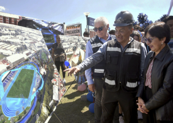 Lilia Cedillo coloca primera piedra de la pista de tartán en la prepa Alfonso Calderón