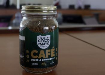 Gobernador de Puebla presume productos locales en mañanera de Sheinbaum