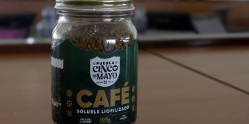 Gobernador de Puebla presume productos locales en mañanera de Sheinbaum