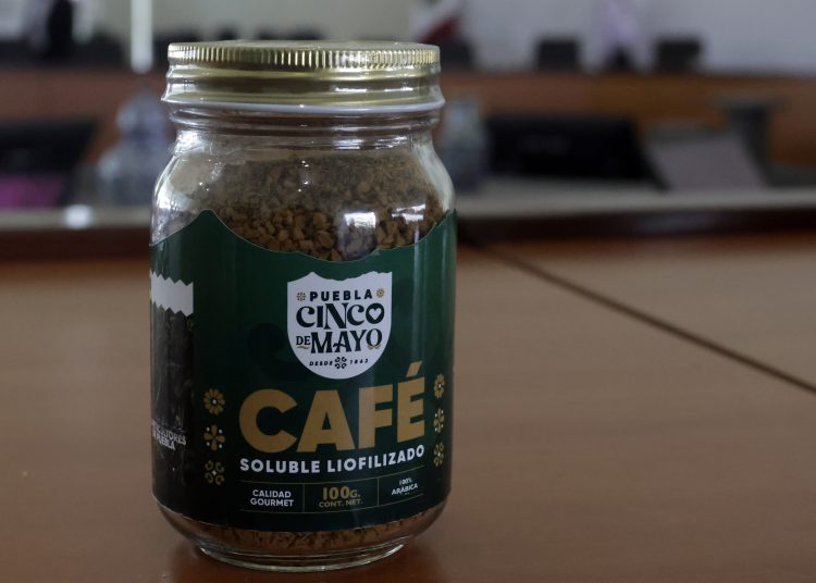 Gobernador de Puebla presume productos locales en mañanera de Sheinbaum
