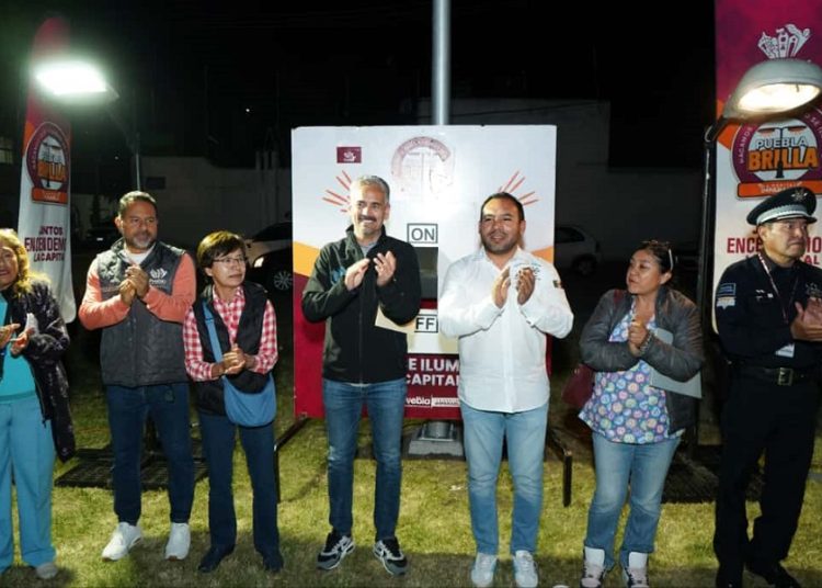 Puebla Brilla entrega luminarias led en colonia S.N.T.E