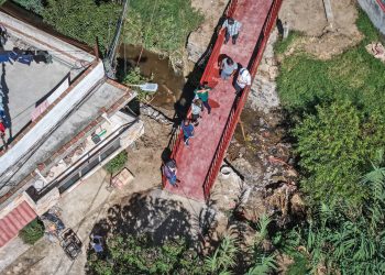 Omar Muñoz entrega nuevo puente peatonal en la Unidad Habitacional VW 2