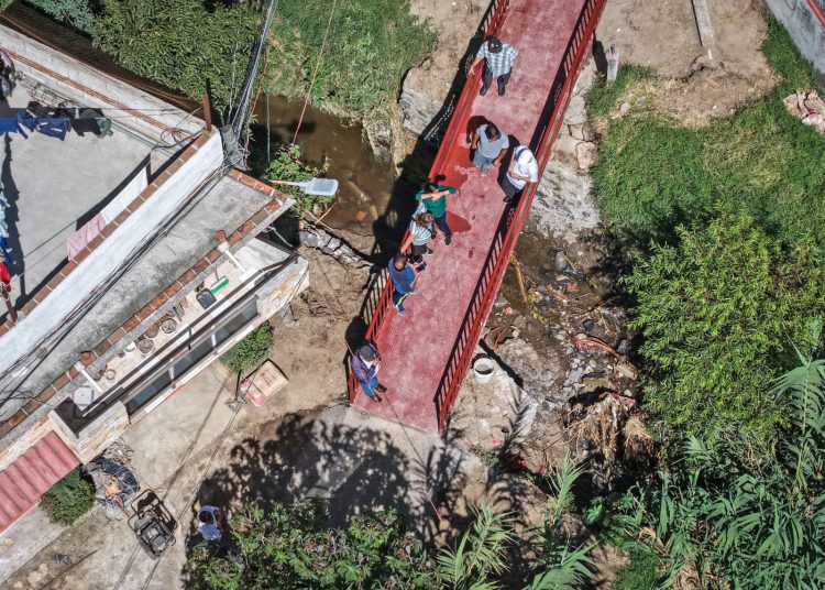 Omar Muñoz entrega nuevo puente peatonal en la Unidad Habitacional VW 2