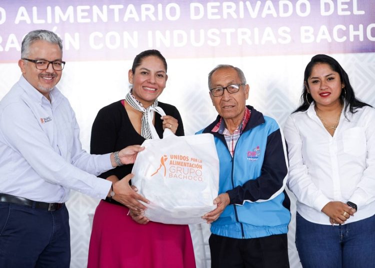 Lupita Cuautle entrega apoyos alimentarios en colaboración con Industrias Bachoco